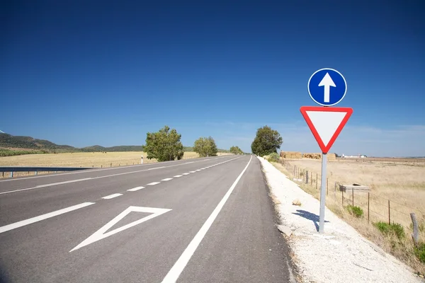 Give way lane at road — Stock Photo, Image