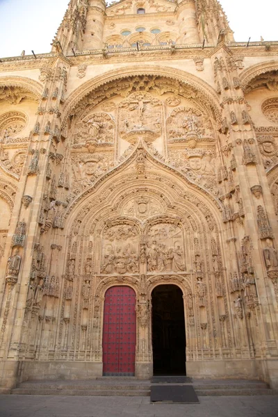 Великий фасаду собору Саламанки — стокове фото