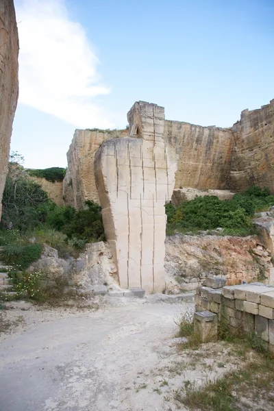 Große Skulptur im Steinbruch — Stockfoto