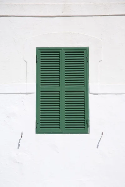 Zelené dřevěné okenice okna — Stock fotografie