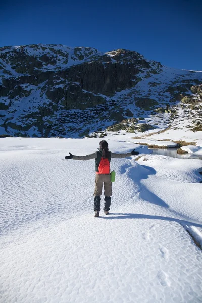 Pozdrav turistické žena na sněhu — Stock fotografie