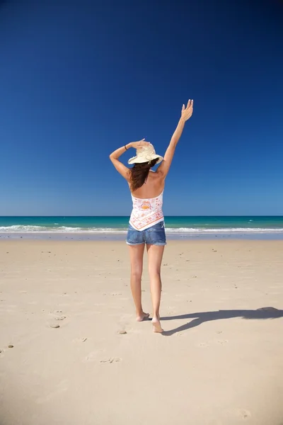 Feliz sombrero de paja mujer en la playa — Foto de Stock