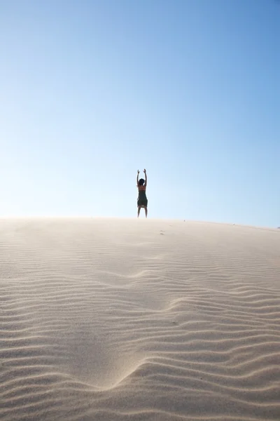 Mulher feliz na grande duna de areia — Fotografia de Stock
