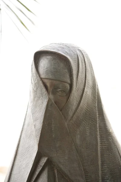 隐藏的妇女的 vejer 雕塑 — 图库照片