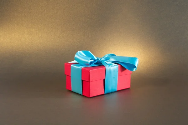 Verlichte rode geschenkdoos — Stockfoto