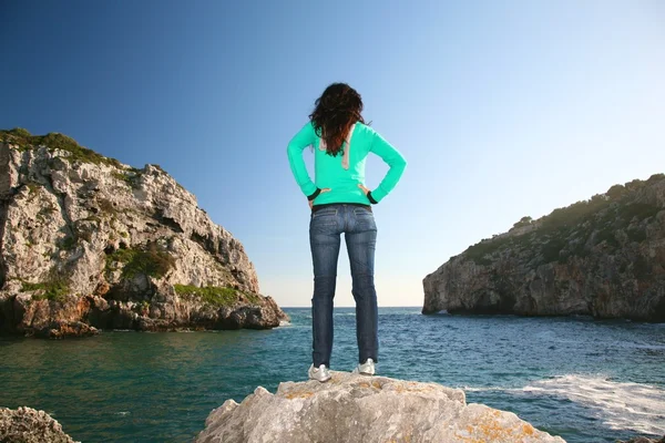 Jeans kadın arasında iki kayalıklarla — Stok fotoğraf