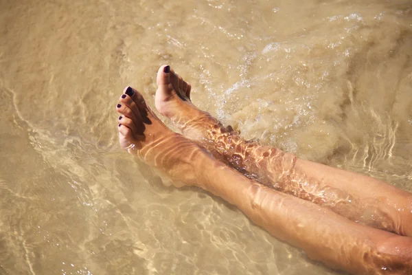 Nogi w wodzie na plaży w conil — Zdjęcie stockowe