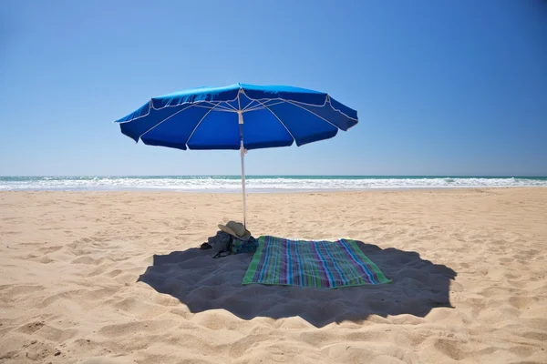 Eenzame blauwe parasol — Stockfoto