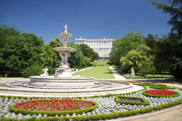 Pałac fontanna w Madrycie w campo del moro — Zdjęcie stockowe