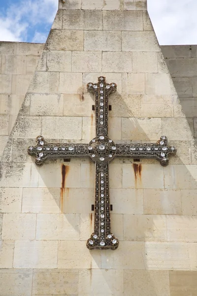 Kovový velký krucifix — Stock fotografie