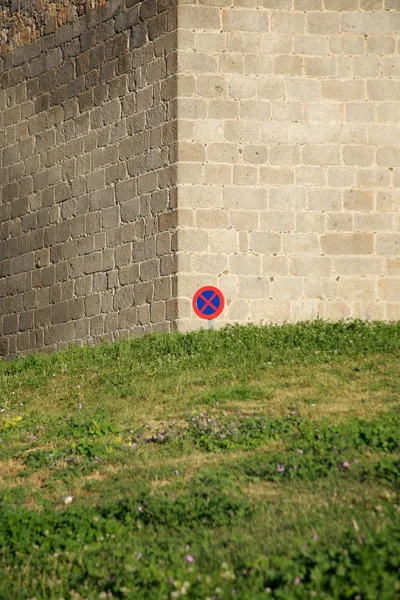 No parking sign outside fortification — Stock Photo, Image