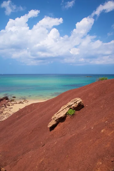 Oceán a rock na červené zemi — Stock fotografie