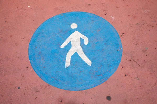 Fußgängerschild mit Farbe beschmiert — Stockfoto