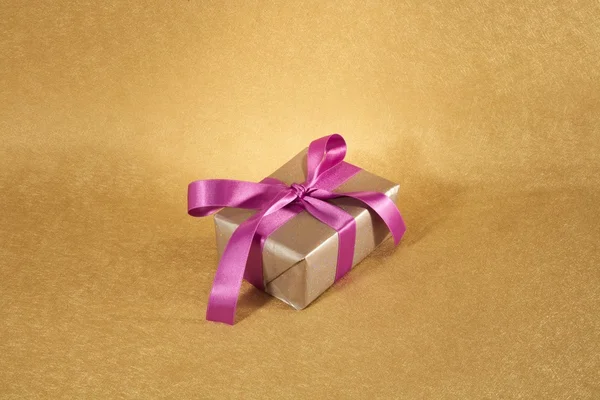 粉红色的蝴蝶结上银礼品盒 — 图库照片