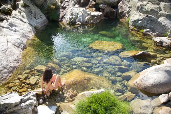 Pronto al verde piscina naturale — Foto Stock