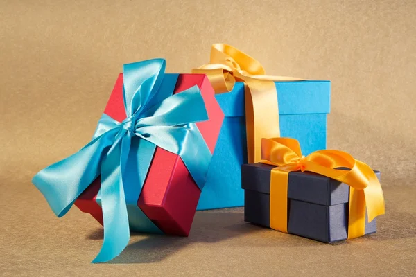 Kırmızı mavi ve koyu mavi hediye kutuları — Stok fotoğraf