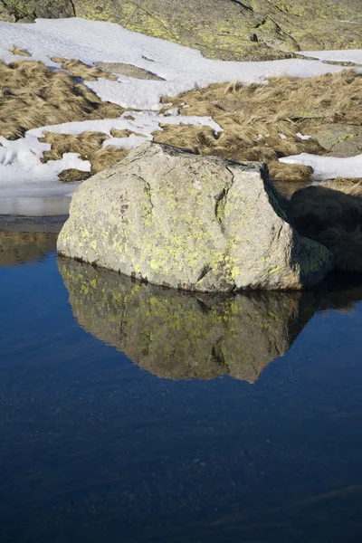 Montagne rocheuse sur l'eau — Photo
