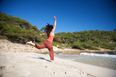 trebaluger sahilde atlamak