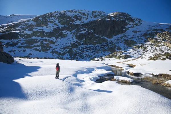 Пешая женщина в снежной долине — стоковое фото
