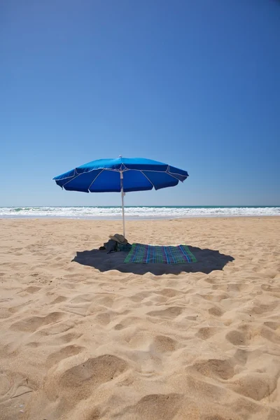 Одинокий зонтик — стоковое фото
