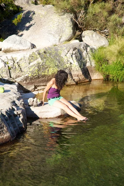 Sexy vrouw in een meer op de gredos — Stockfoto