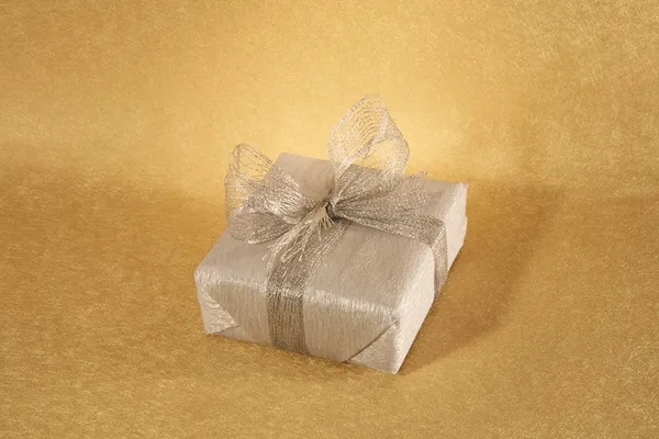 Caixa de presente de prata — Fotografia de Stock