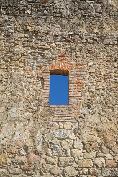 Vista del cielo attraverso un'antica finestra — Foto Stock