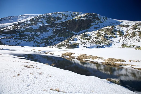 Снігова гірська річка в Гредосі — стокове фото