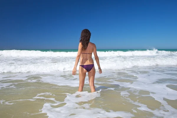 Stå i vatten vid conil beach — Stockfoto