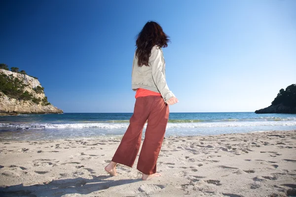Plaj kum üzerinde durmak — Stok fotoğraf