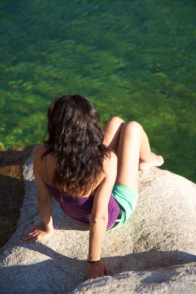 Mulher de verão em uma lagoa verde em Gredos — Fotografia de Stock