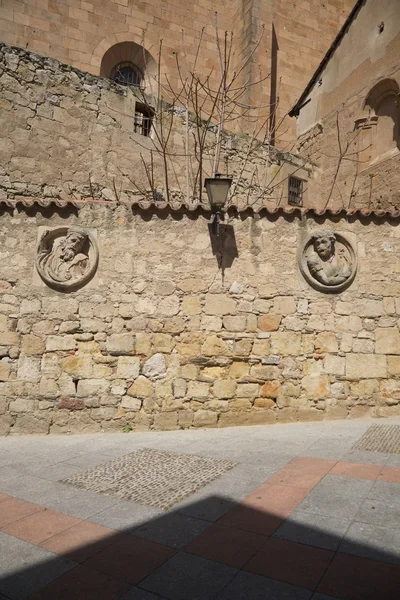 Симметричные щиты на улице Саламанка — стоковое фото
