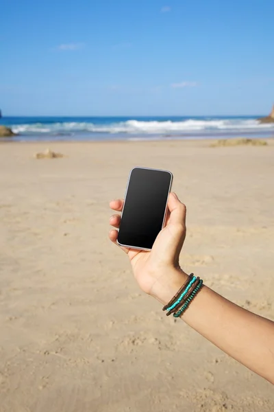 Smartphone in spiaggia Immagine Stock
