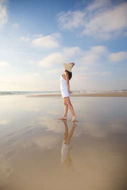 castilnovo beach yansıyan kadın