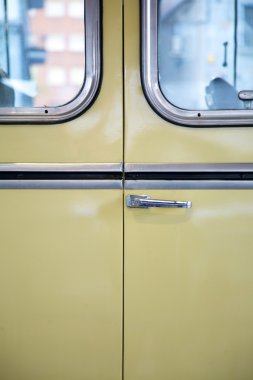 Sarı retro kolu otobüs kapı