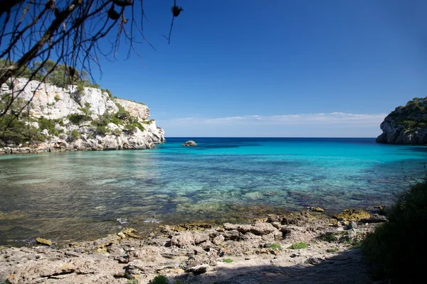 Средиземное море между скалами — стоковое фото