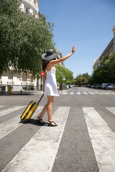 Женщина-путешественница вызывает такси — стоковое фото