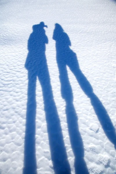Twee blauwe silhouetten op sneeuw — Stockfoto