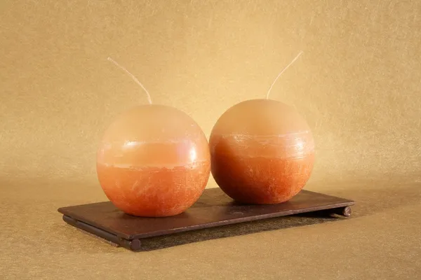 Twee oranje ballen kaars — Stockfoto
