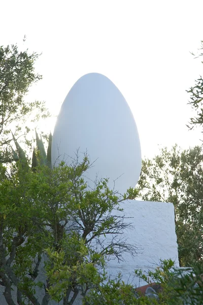 Weißes Ei auf weißem Haus — Stockfoto
