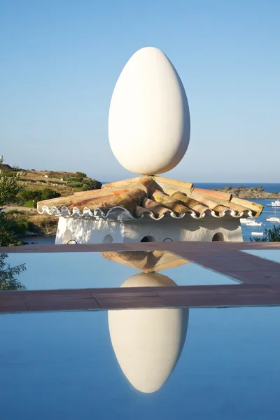 Beyaz yumurta yansıyan — Stok fotoğraf