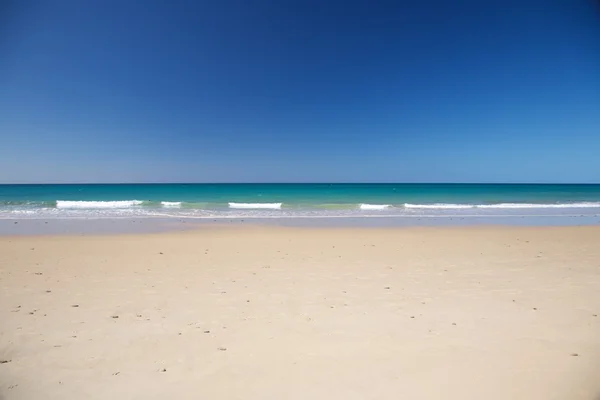 Witte zand groen Oceaan — Stockfoto