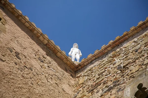 Wit standbeeld op het dak — Stockfoto