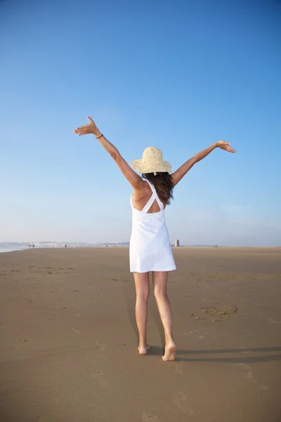 Λευκή γυναίκα που περπατά στην παραλία — Φωτογραφία Αρχείου