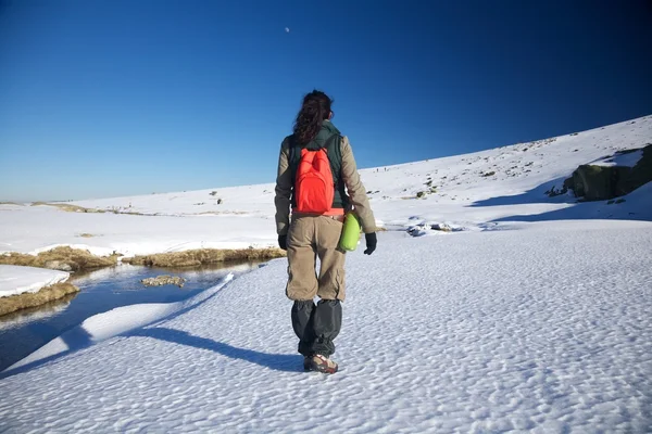 Escursioni invernali donna — Foto Stock