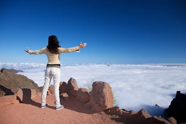 Mulher cumprimentando nuvens em La Palma — Fotografia de Stock