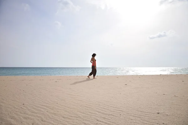 Žena příští oceánu na pláži tarifa — Stock fotografie