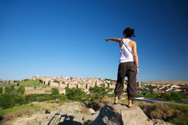 Mulher apontando cidade de Ávila — Fotografia de Stock