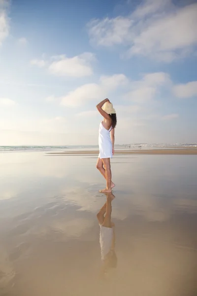 Donna riflessa sulla sabbia bagnata — Foto Stock