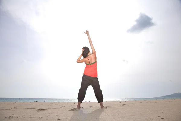टैरिफा समुद्र तट पर सूर्य को छूने वाली महिला — स्टॉक फ़ोटो, इमेज